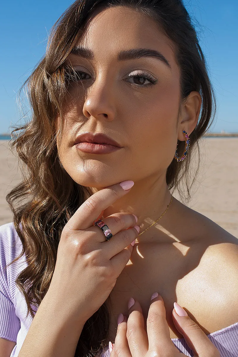 Anillo con piedras talla esmeralda en tonos azul y morados