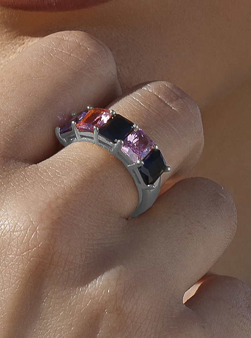Anillo con piedras talla esmeralda en tonos azul y morados