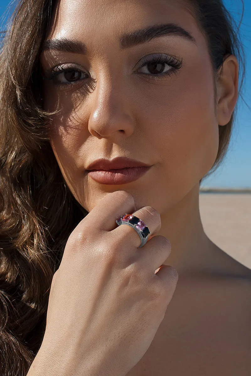 Anillo con piedras talla esmeralda en tonos azul y morados