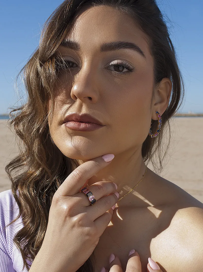 Anillo con piedras talla esmeralda en tonos azul y morados