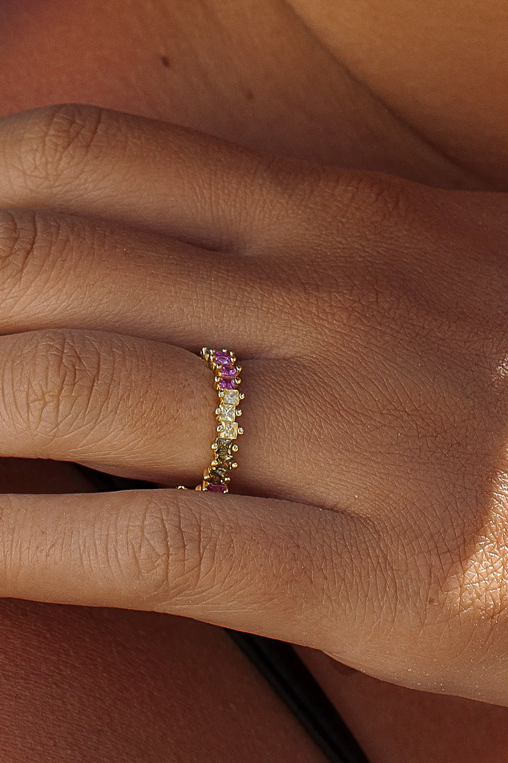 Anillos con piedras de colores en talla princesa con grapas