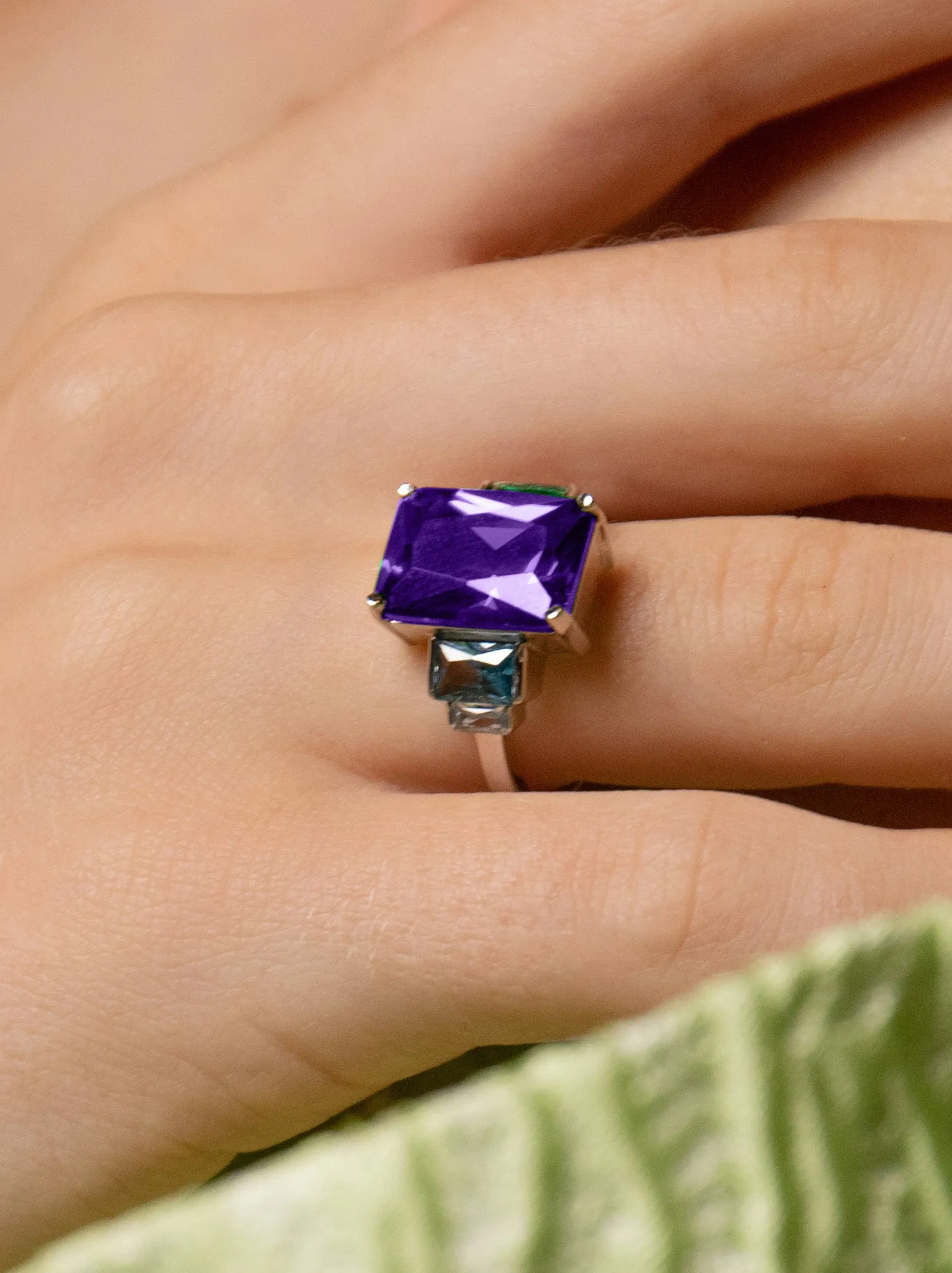 Anillos con piedras de colores tono lavanda