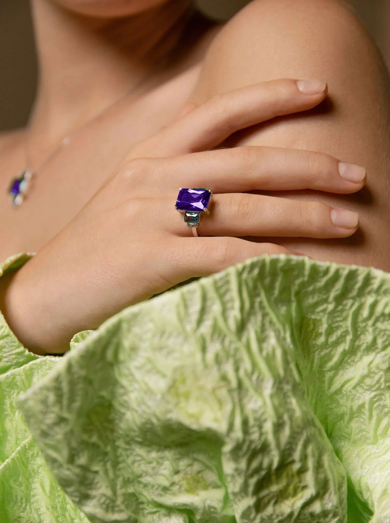 Anillos con piedras de colores tono lavanda