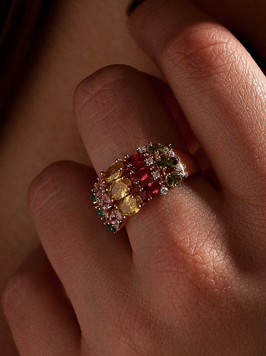 Anillos con piedras de colores y arco en tonos fríos