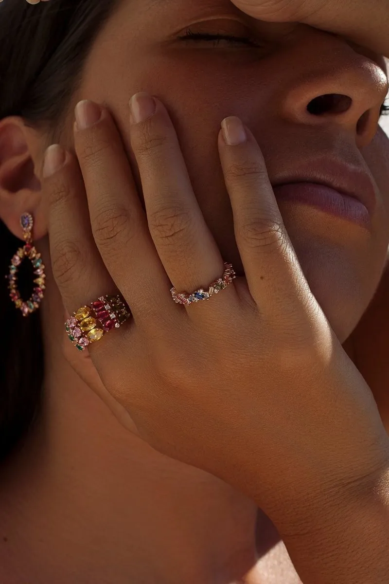 Anillos con piedras de colores y arco en tonos fríos