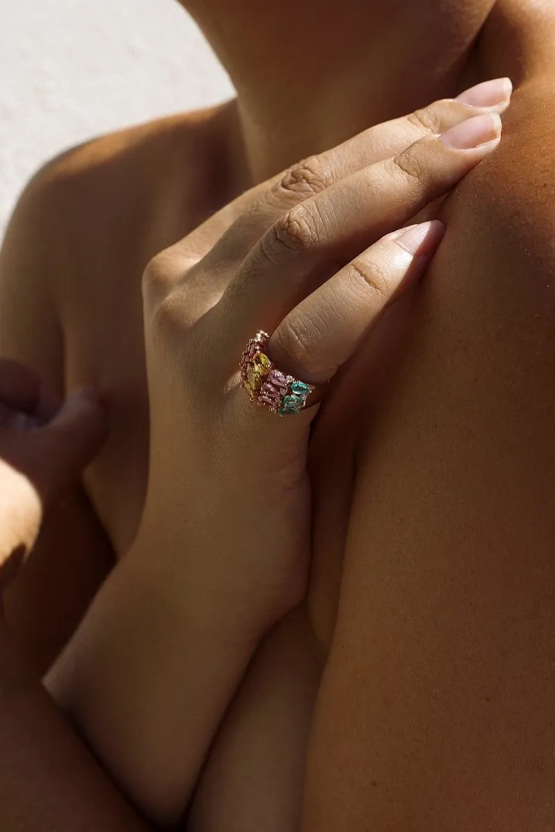 Anillos con piedras de colores y arco en tonos fríos