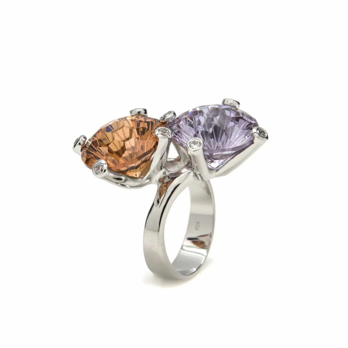 Anillos con piedras de plata en tono lavanda y champán