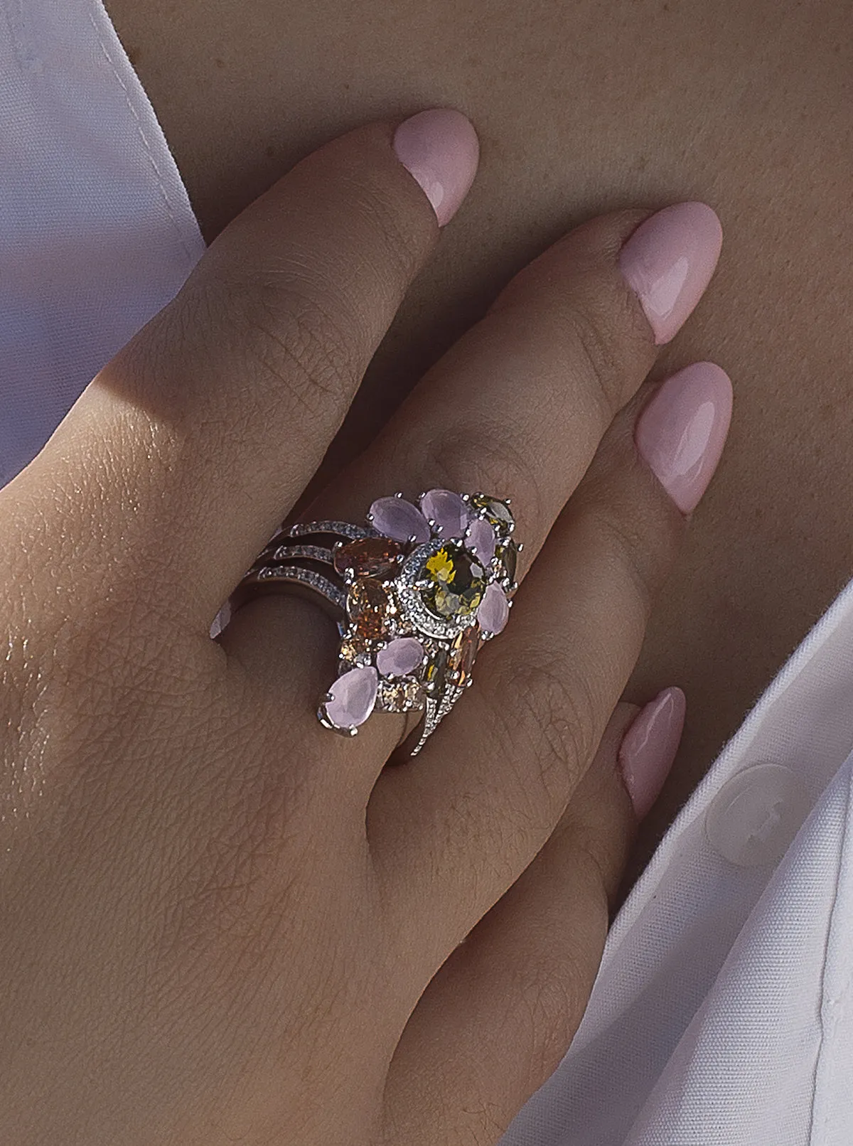 Anillos con piedras diseo barroco en tonos suaves