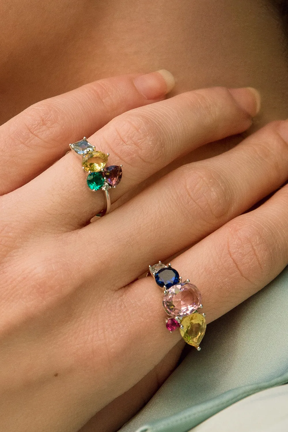 Anillos con piedras mosaico multicolor y circonitas