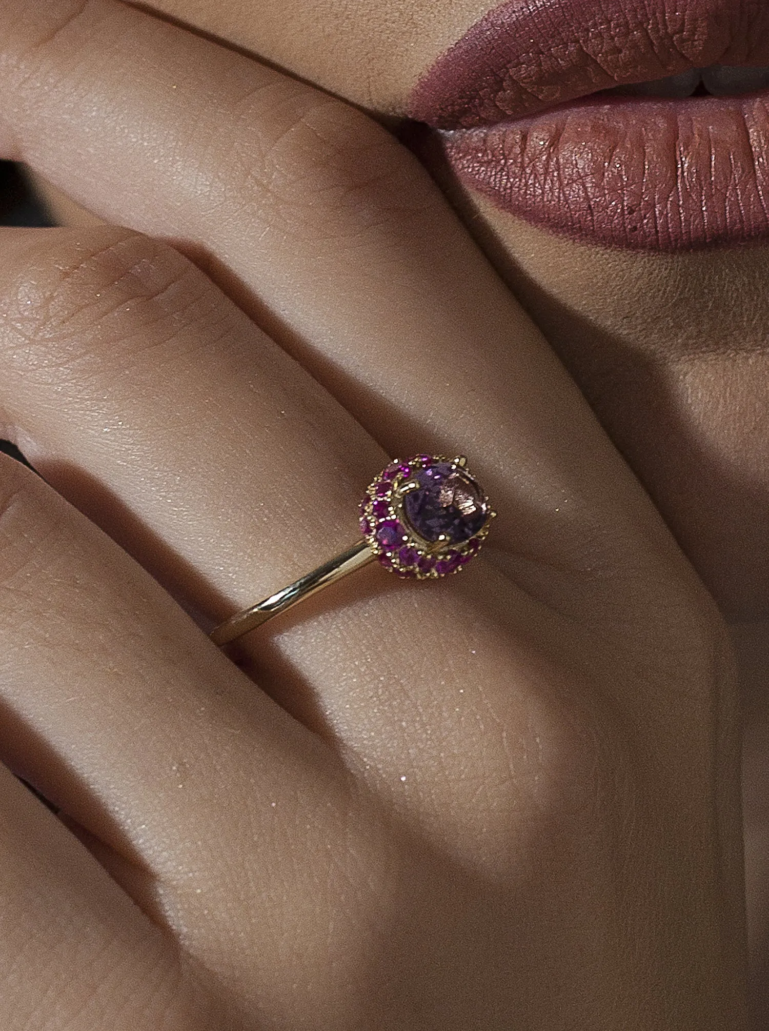 Anillos con piedras motivo central en tonos violeta y rosados