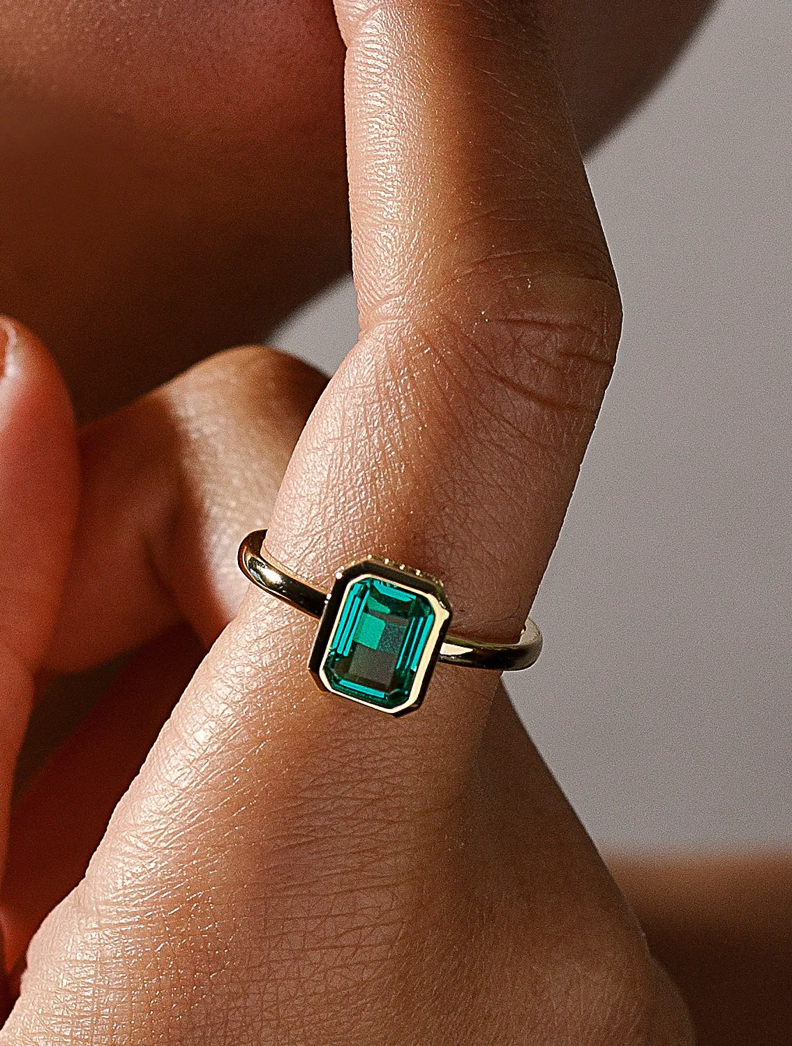 Anillos con piedras talla esmeralda tono aventurine y circonitas