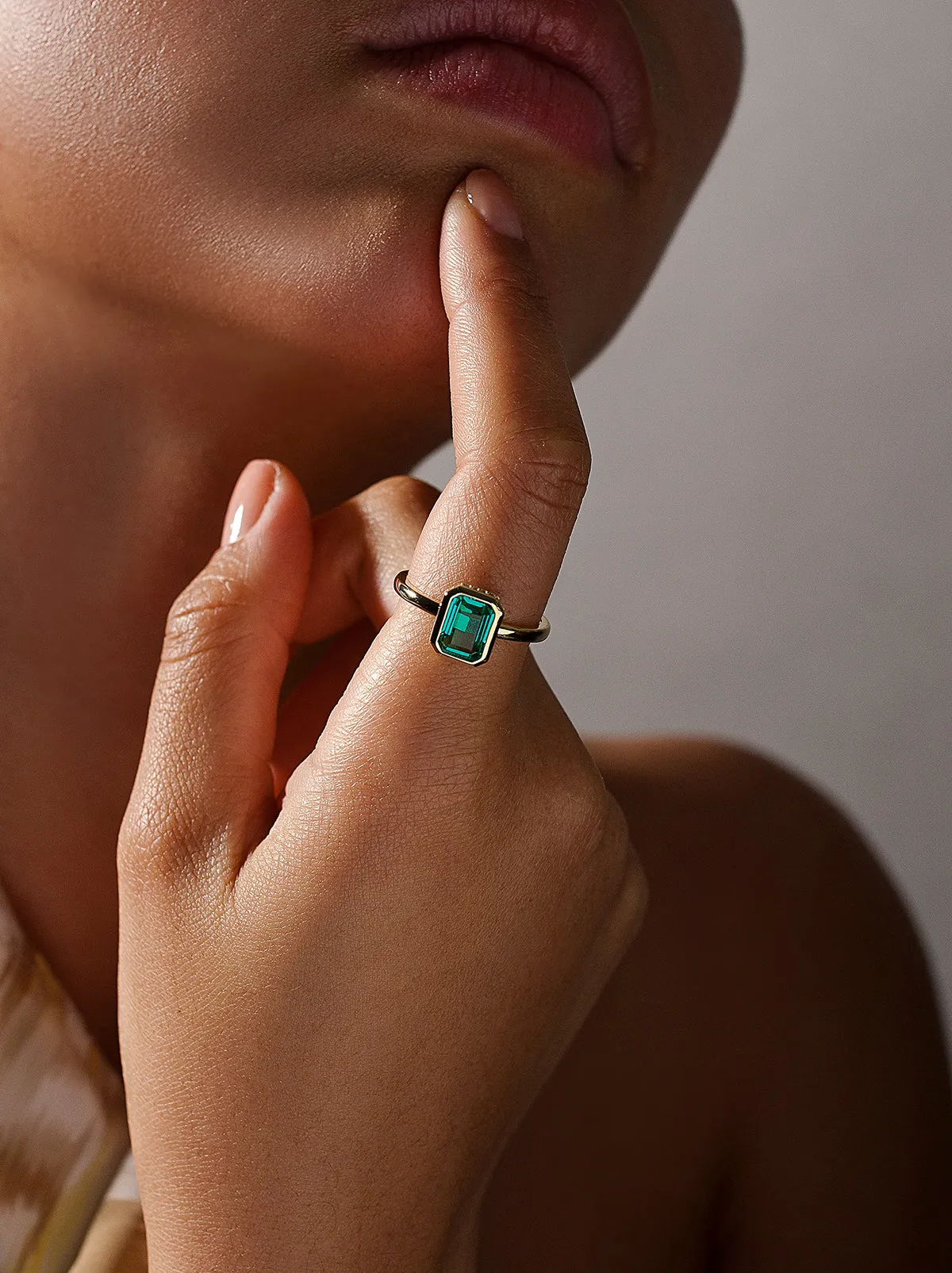 Anillos con piedras talla esmeralda tono aventurine y circonitas