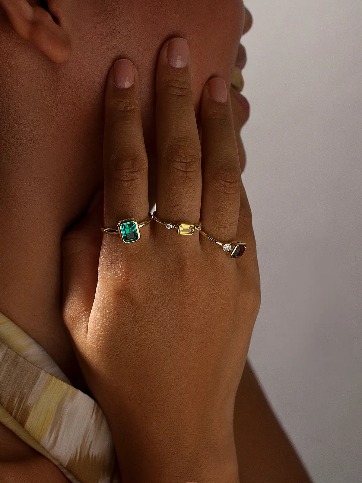 Anillos con piedras talla esmeralda tono aventurine y circonitas