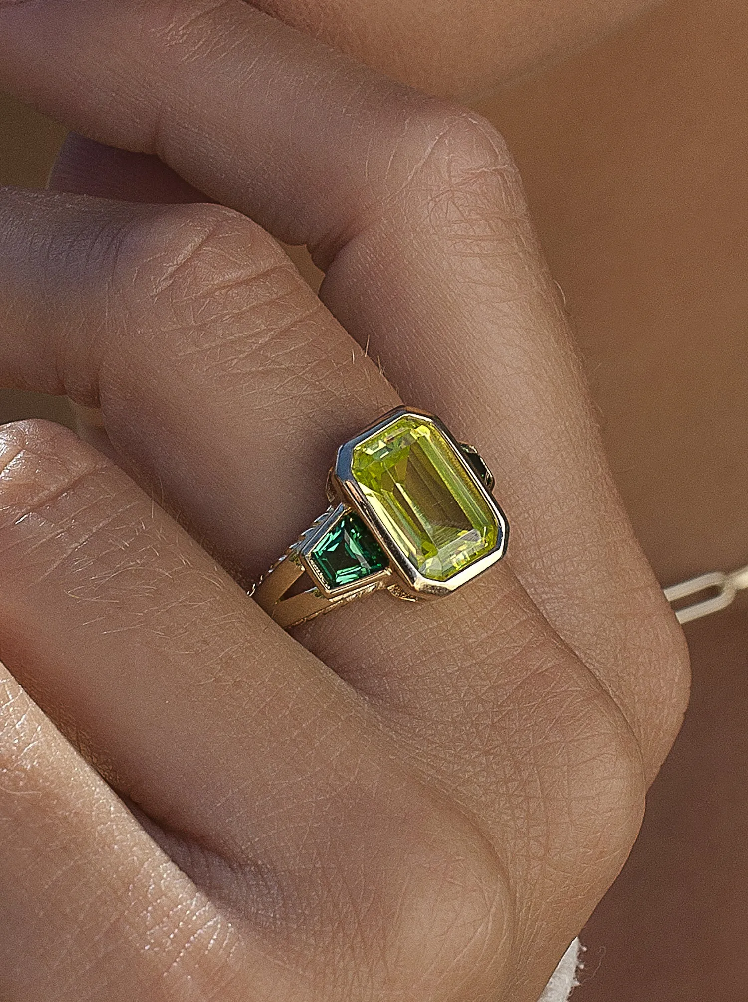 Anillos con piedras talla radiante en tono lima