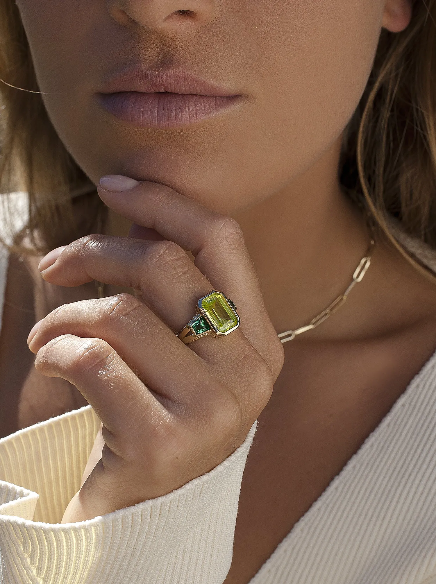 Anillos con piedras talla radiante en tono lima