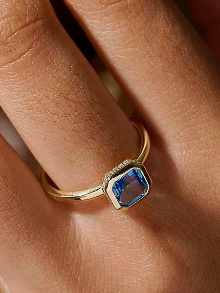Anillos con piedras talla radiante tono zafiro y circonitas