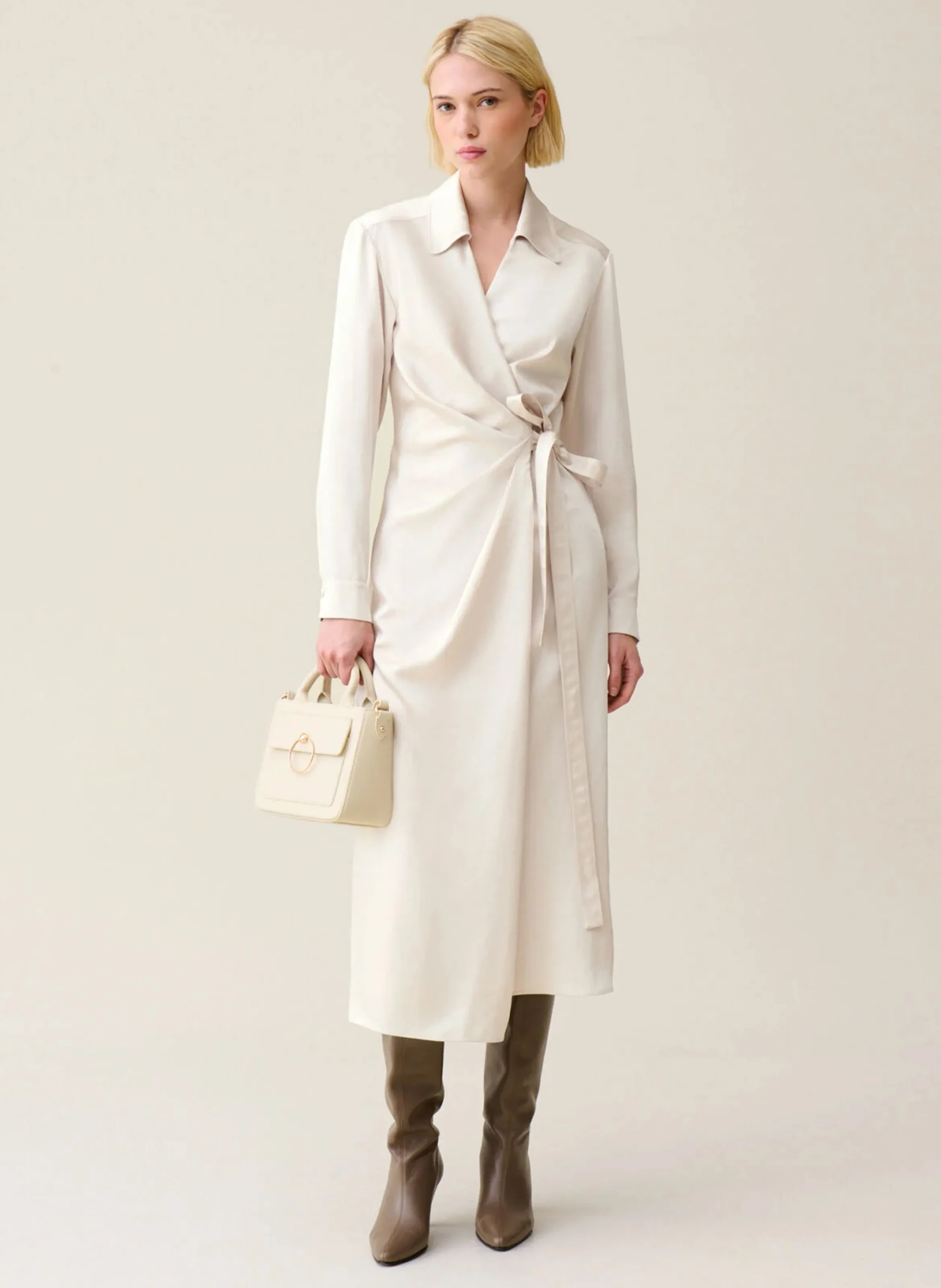 CLAUDIE PIERLOT Vestido midi cruzado efecto satinado en beige