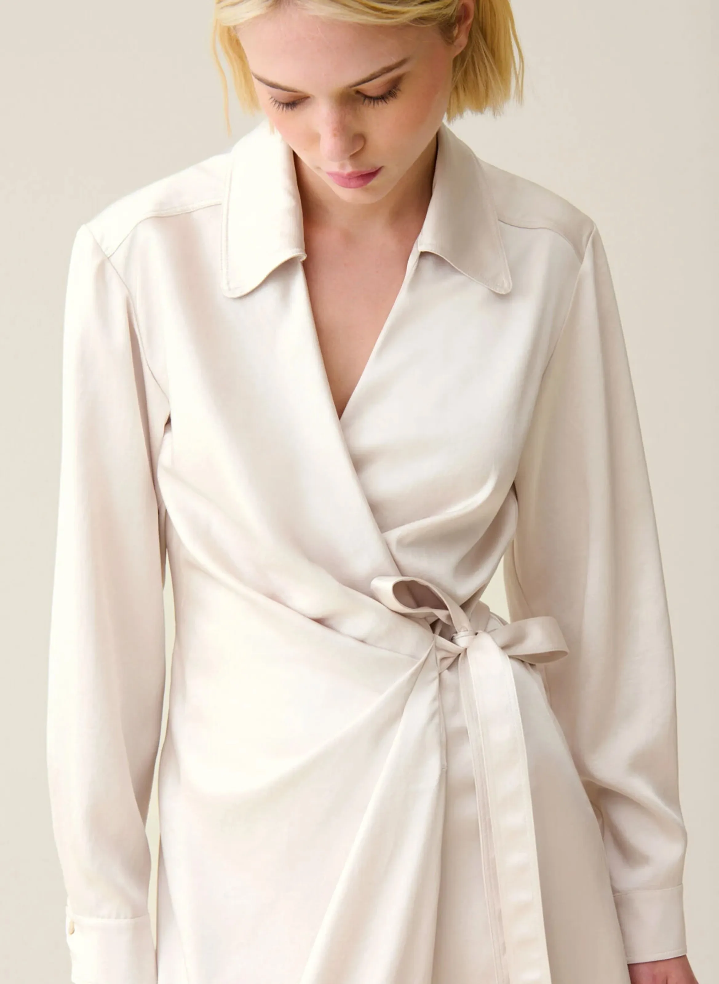 CLAUDIE PIERLOT Vestido midi cruzado efecto satinado en beige