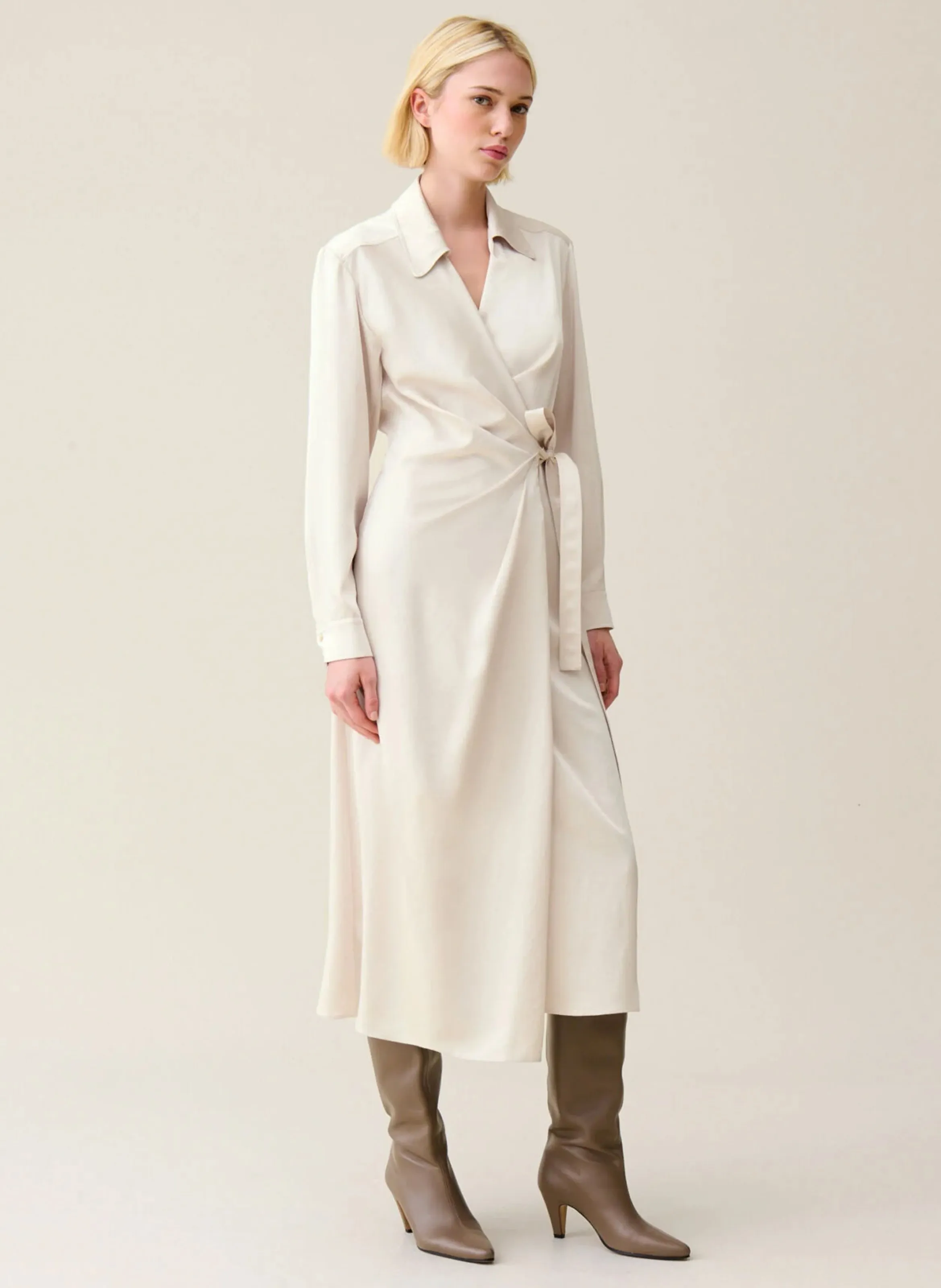 CLAUDIE PIERLOT Vestido midi cruzado efecto satinado en beige