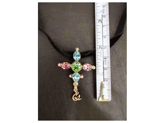 Colgante de cruz y broche Christian Lacroix en color plateado con piedras de cristal collar Plata 