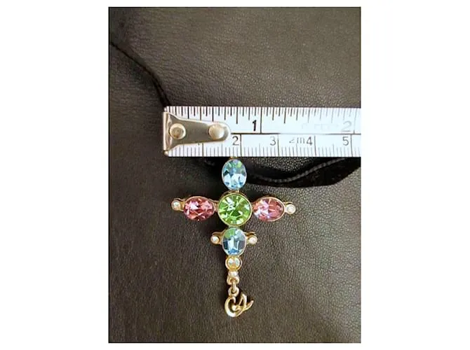 Colgante de cruz y broche Christian Lacroix en color plateado con piedras de cristal collar Plata 