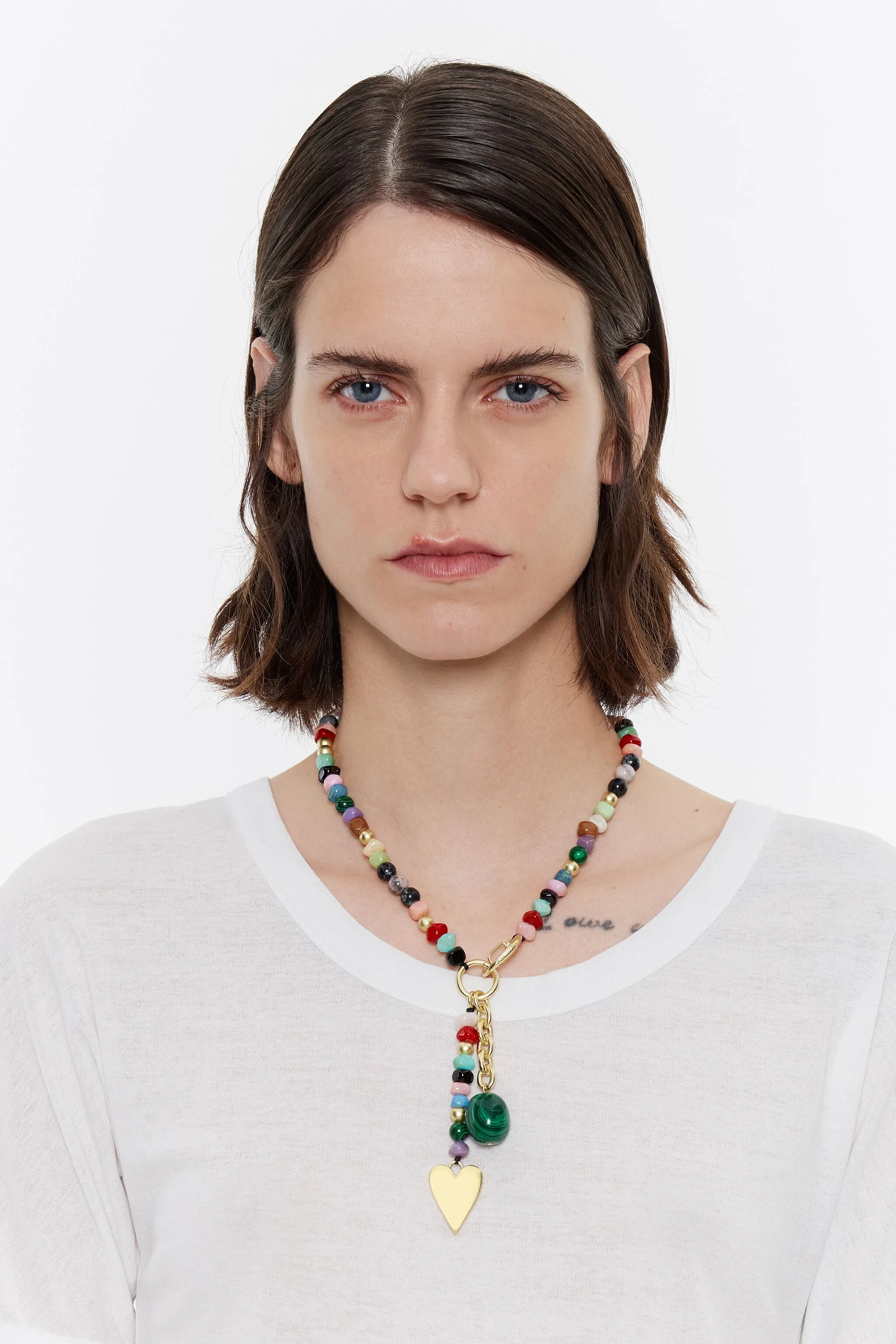 Collar largo piedras multicolor y corazón