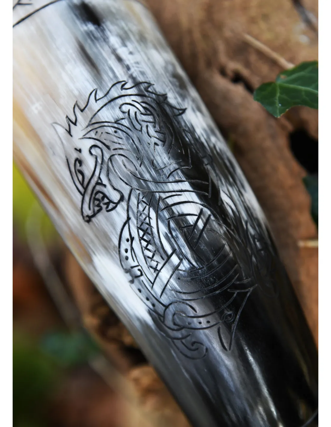 CUERNO VIKINGO LOBO NóRDICO FENRIR CON SOPORTE (200300 ML.)