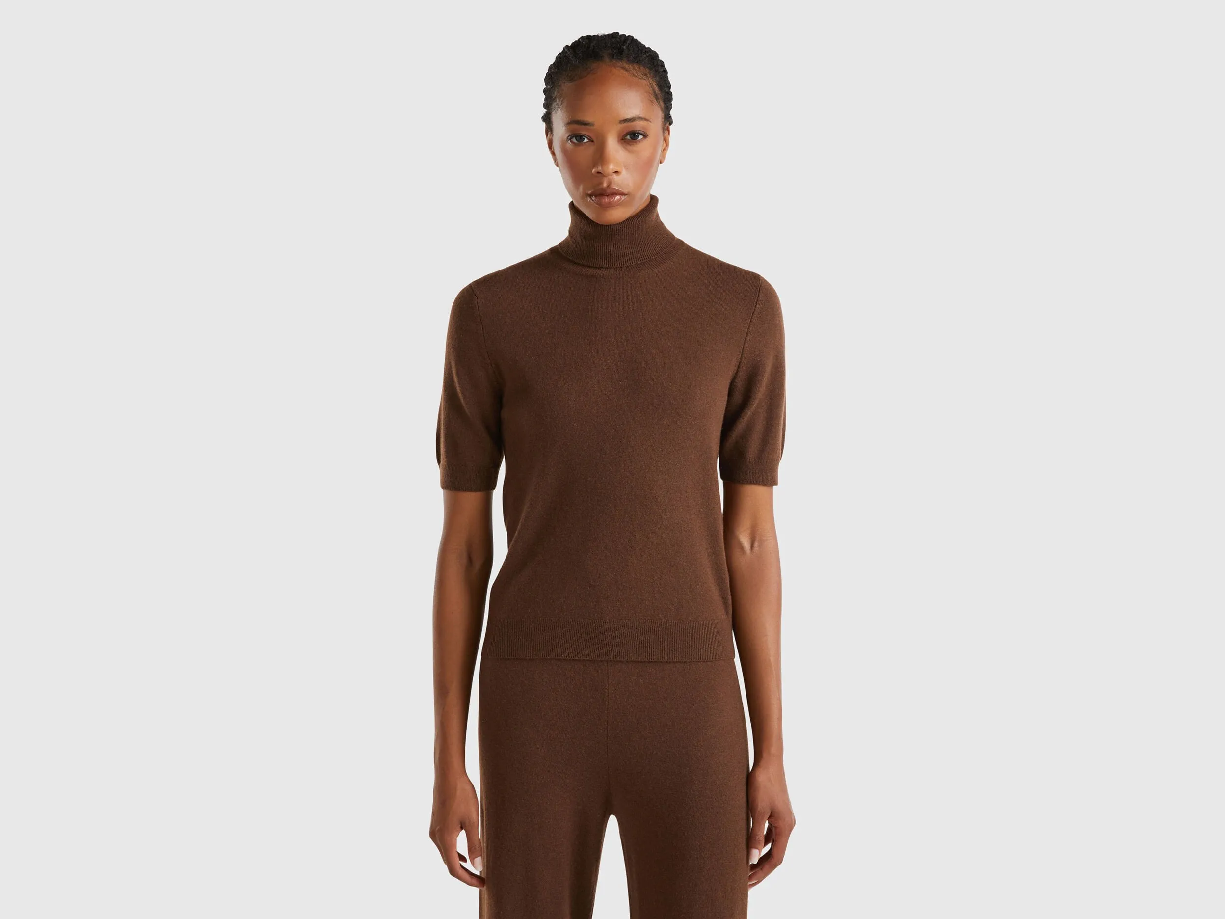 Jersey cuello alto marrón oscuro pastel de manga corta en mezcla de cachemira