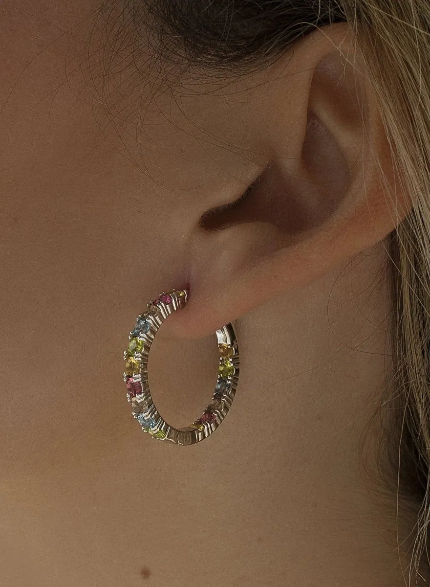 Pendientes aros con piedras multicolores dispuestas linealmente