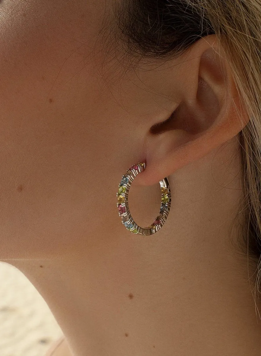 Pendientes aros con piedras multicolores dispuestas linealmente