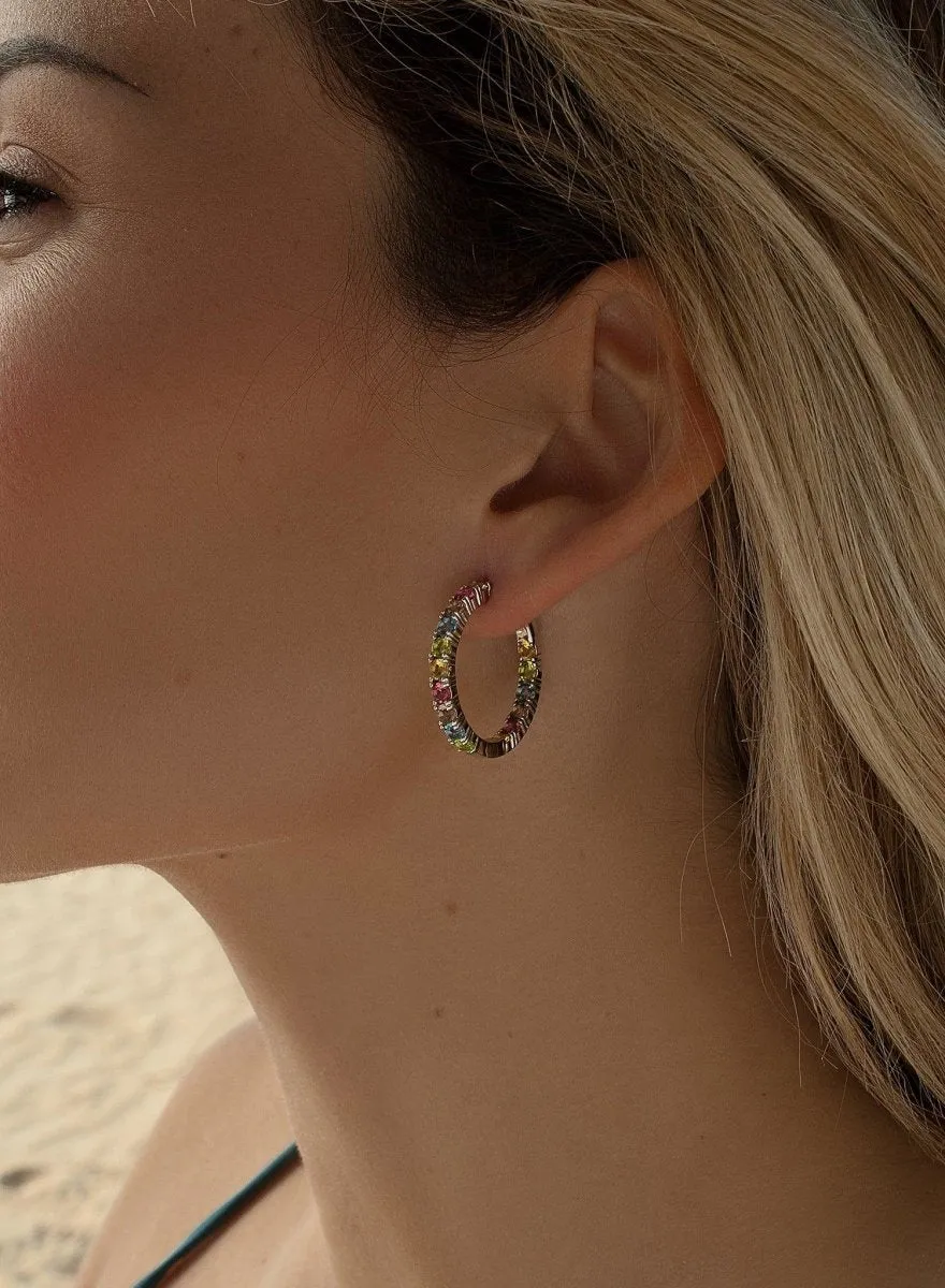 Pendientes aros con piedras multicolores dispuestas linealmente