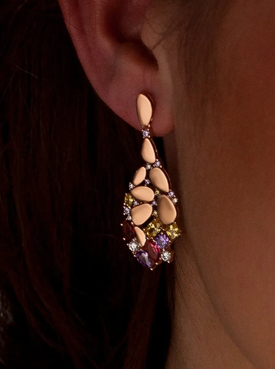 Pendientes de piedras de colores combinados con plata rosé
