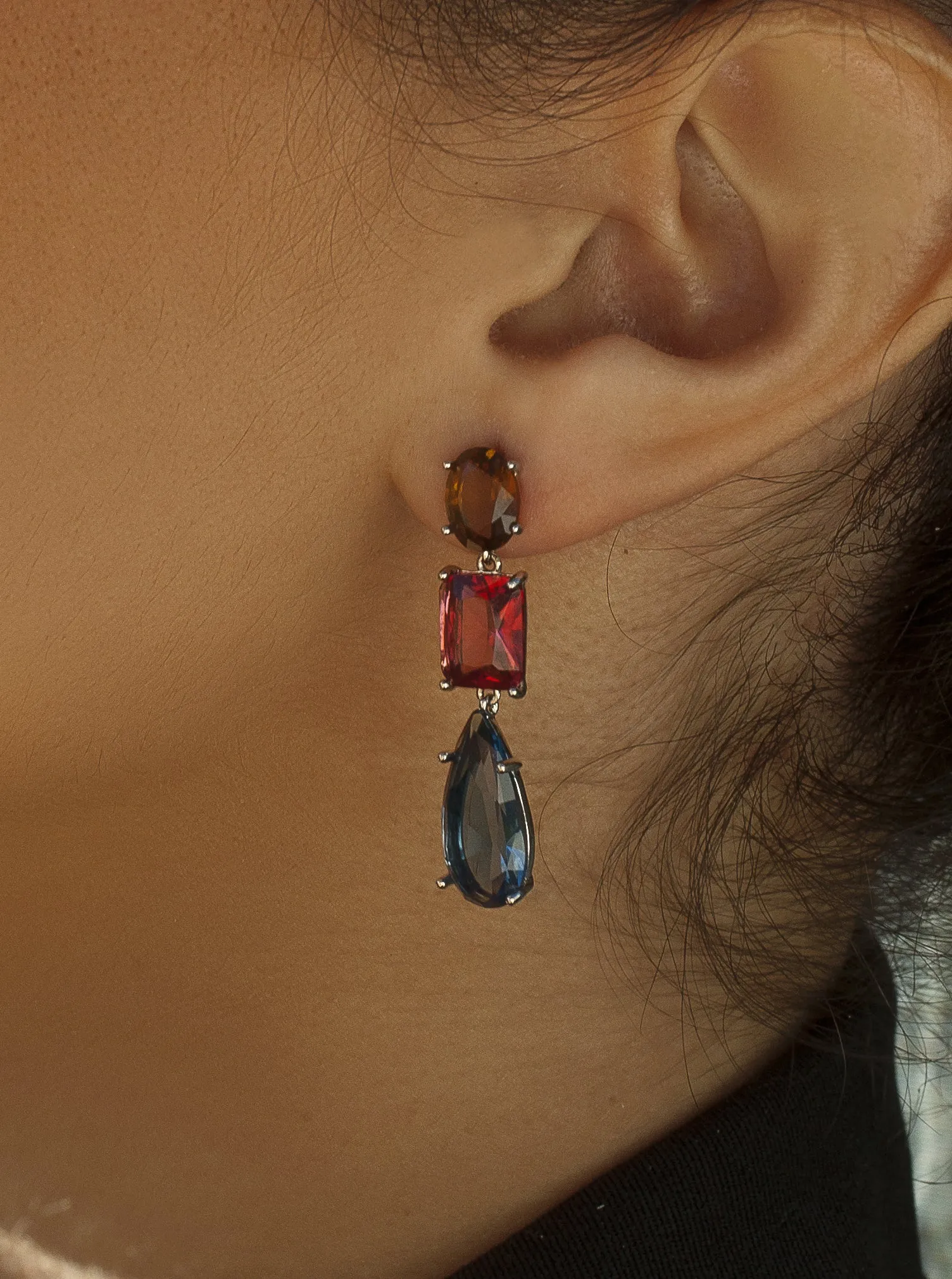Pendientes de piedras de colores en diferentes tallas y tonalidades