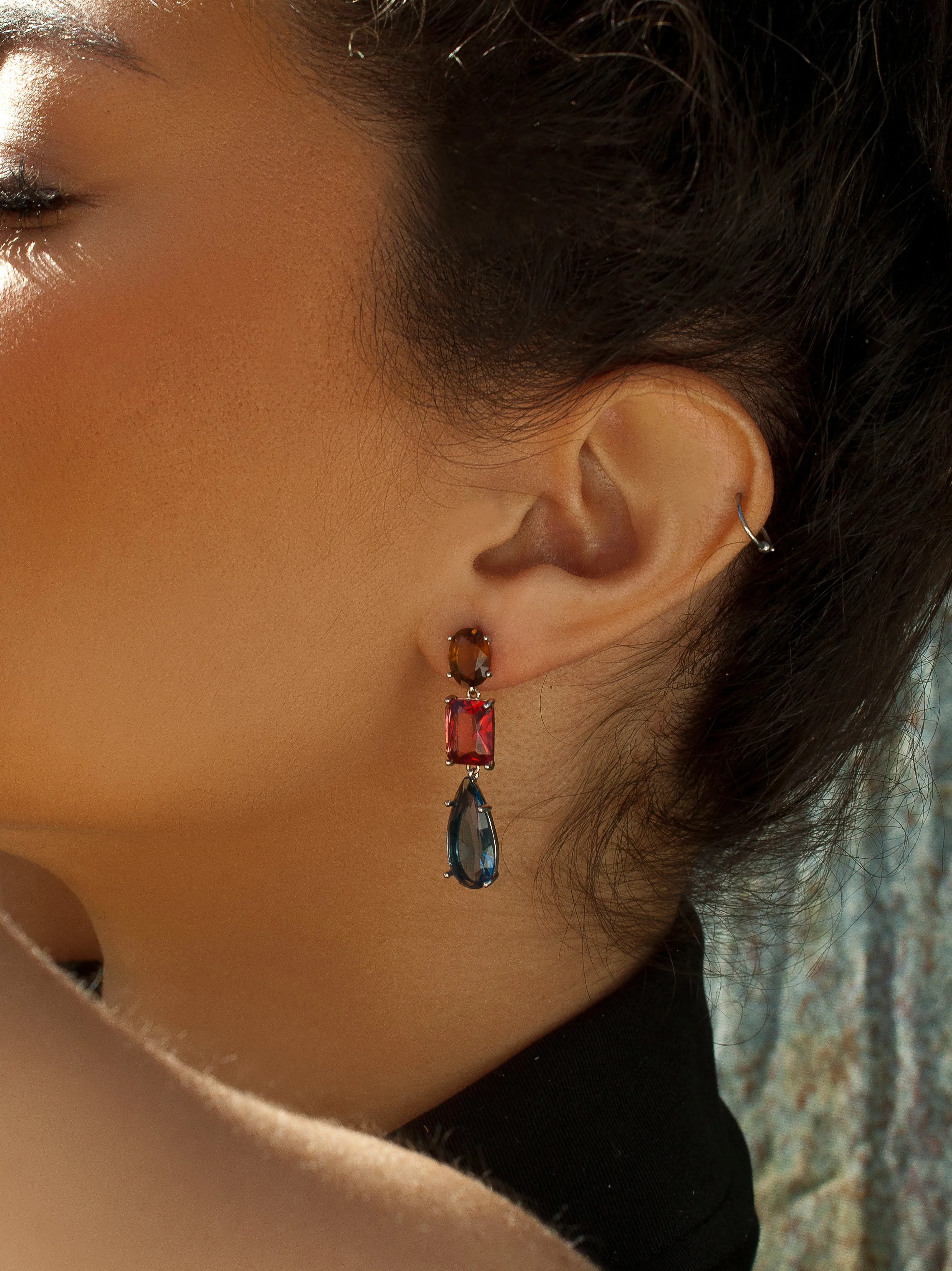 Pendientes de piedras de colores en diferentes tallas y tonalidades