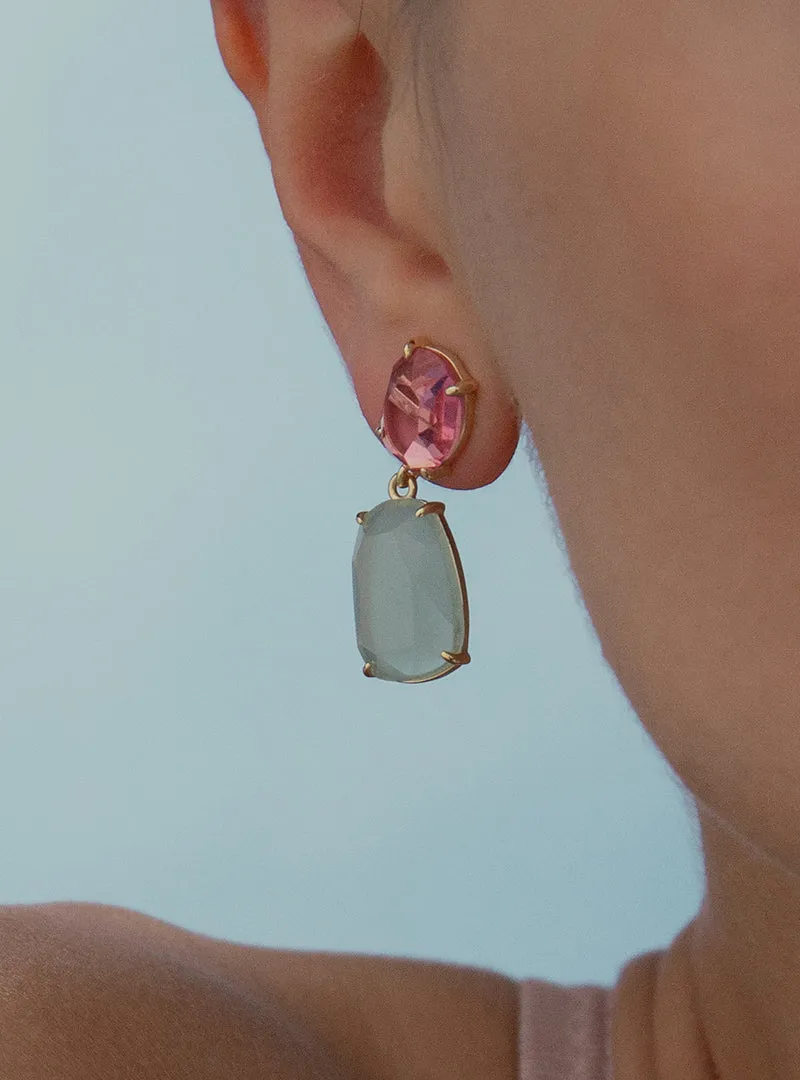 Pendientes de piedras de colores en tono verde lechoso