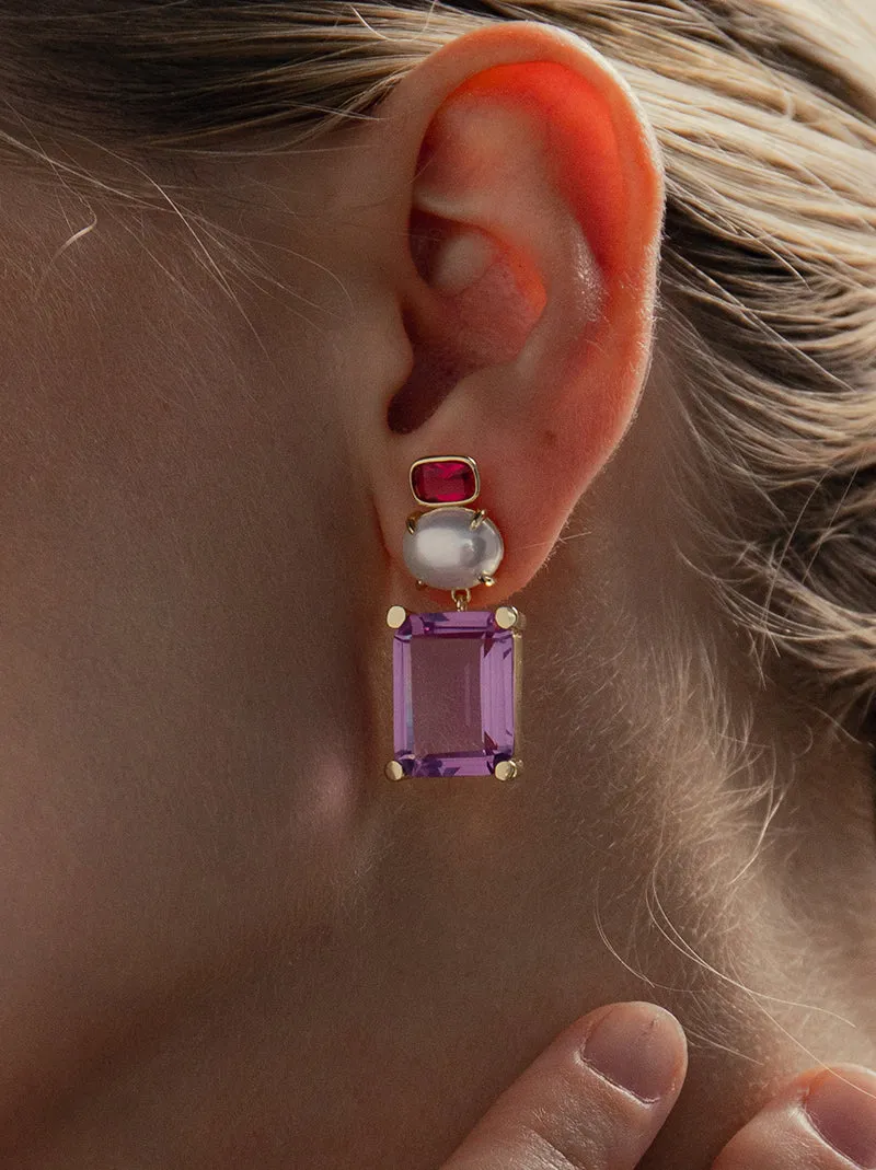 Pendientes de piedras de colores en tonos morados