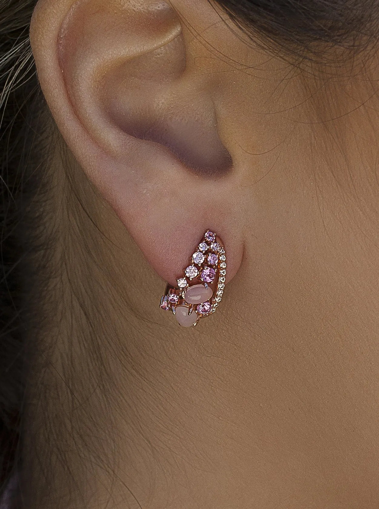 Pendientes de piedras de colores en tonos rosados y circonitas