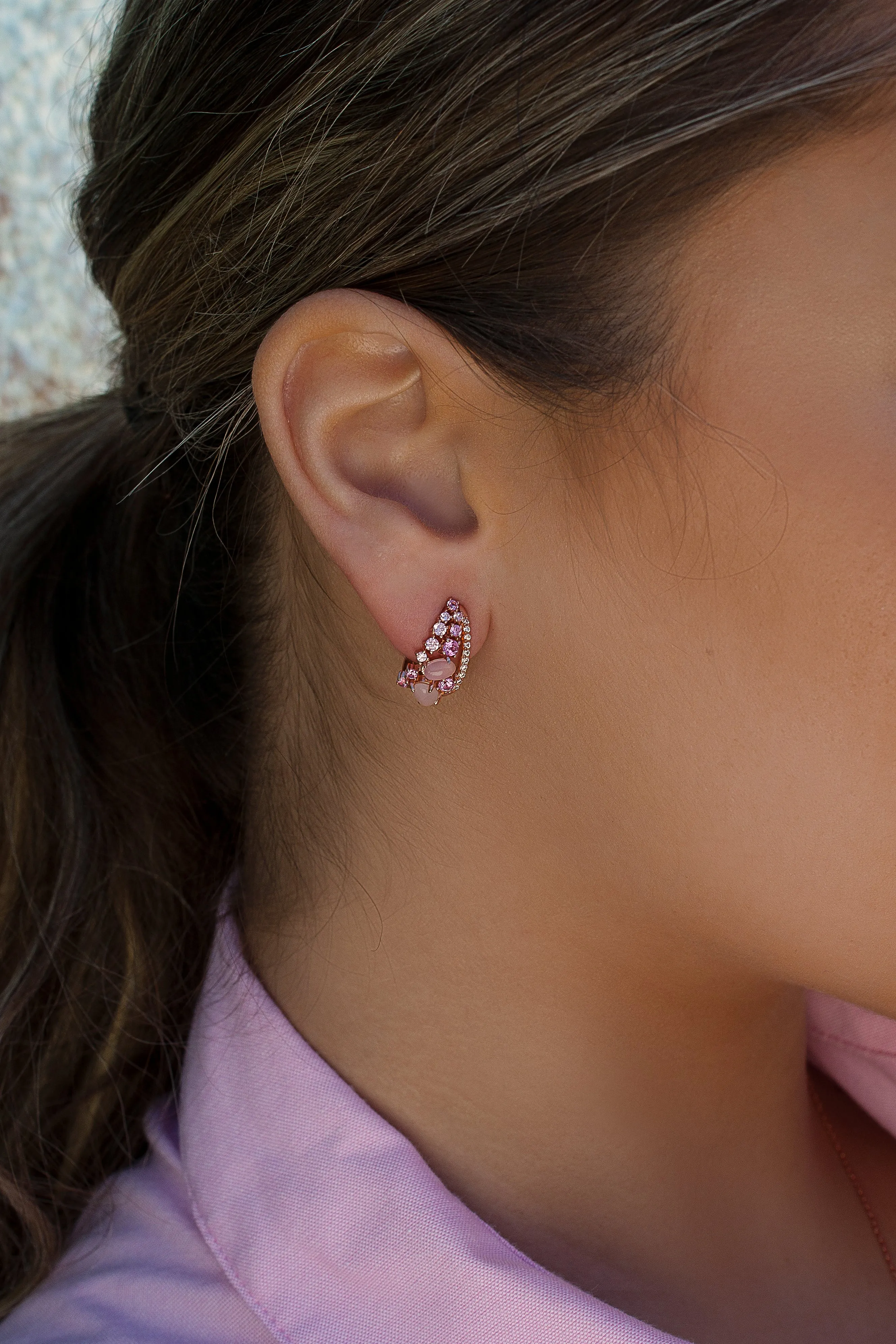 Pendientes de piedras de colores en tonos rosados y circonitas