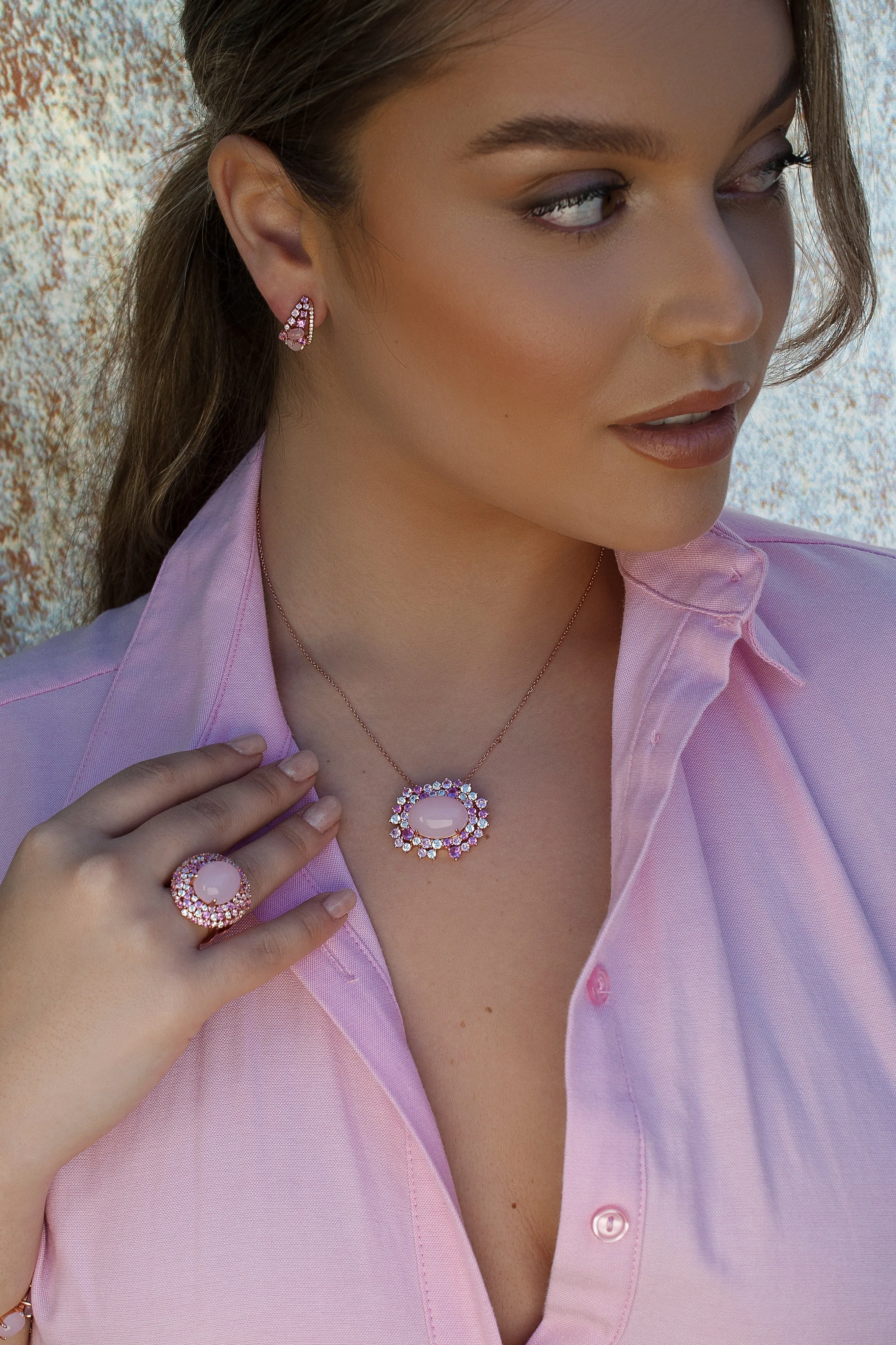 Pendientes de piedras de colores en tonos rosados y circonitas