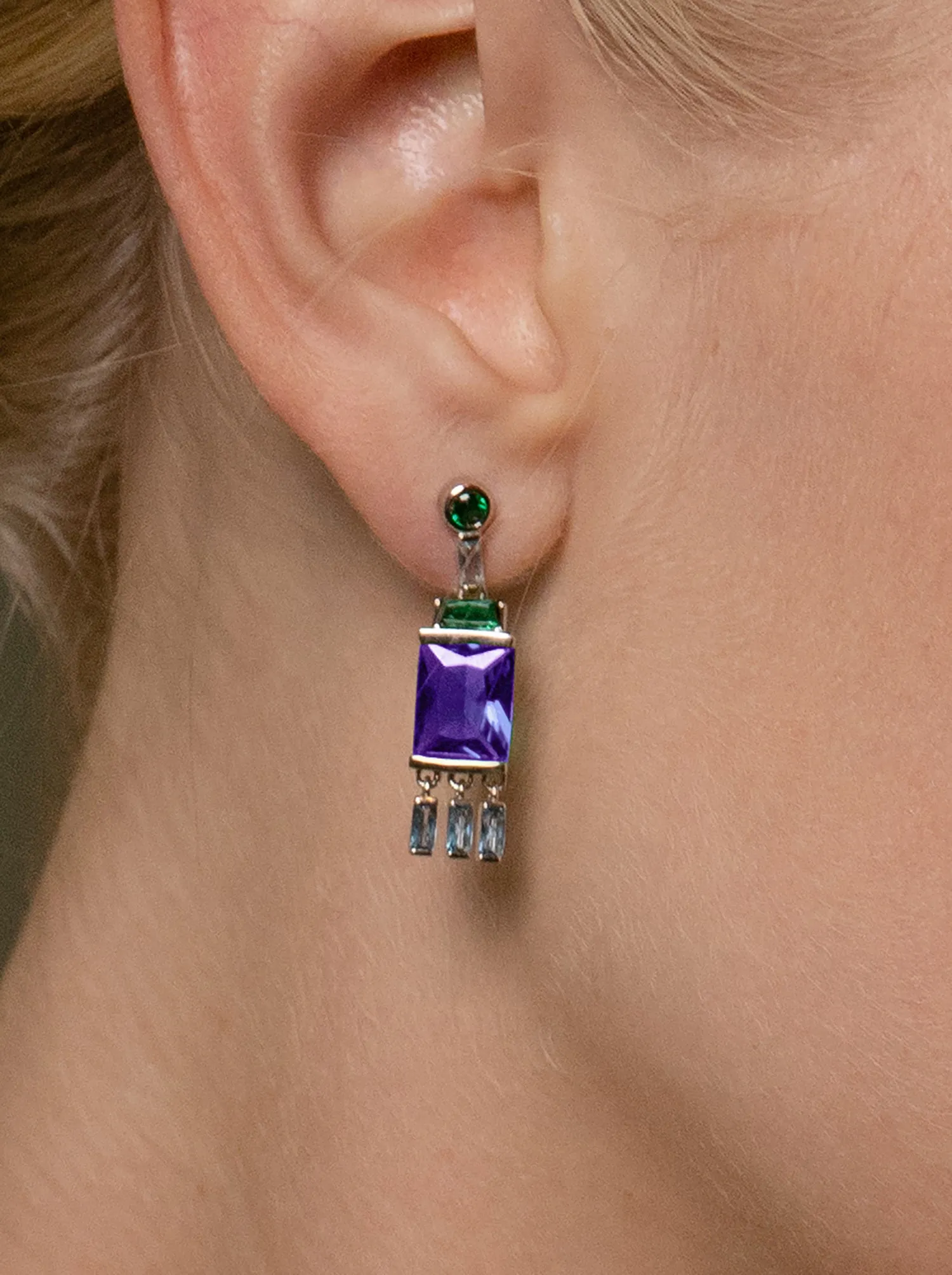 Pendientes de piedras de colores largos tono lavanda