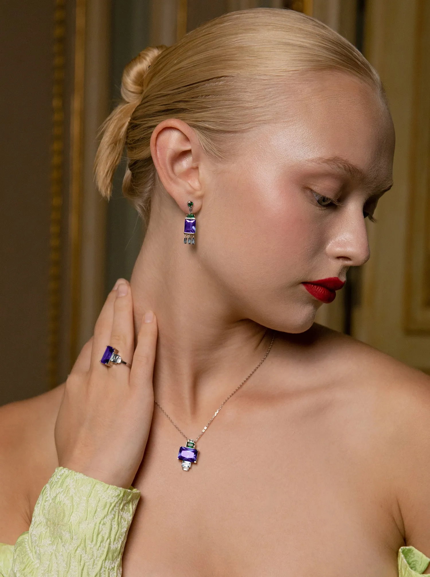 Pendientes de piedras de colores largos tono lavanda