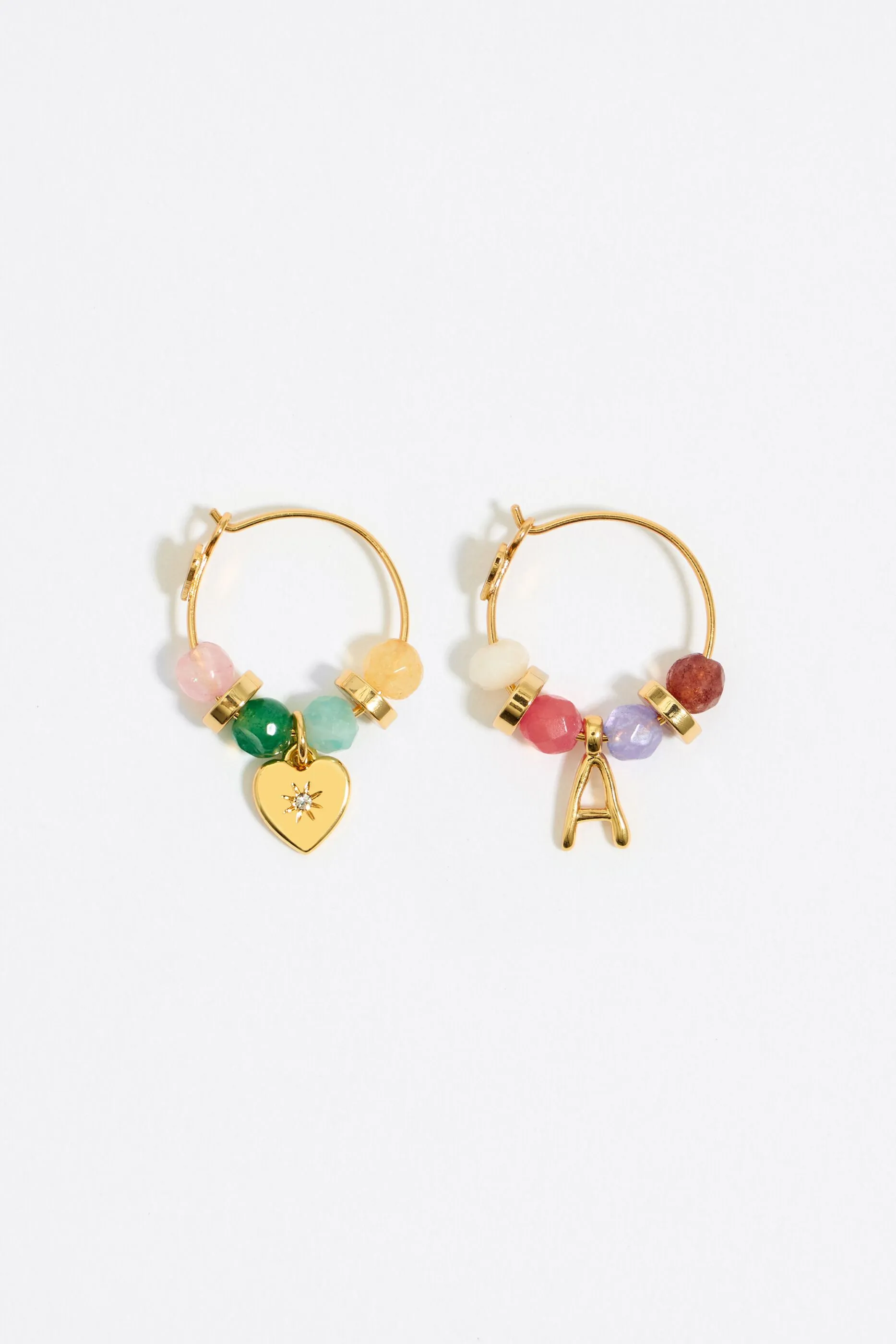 Pendientes letra A piedras multicolores