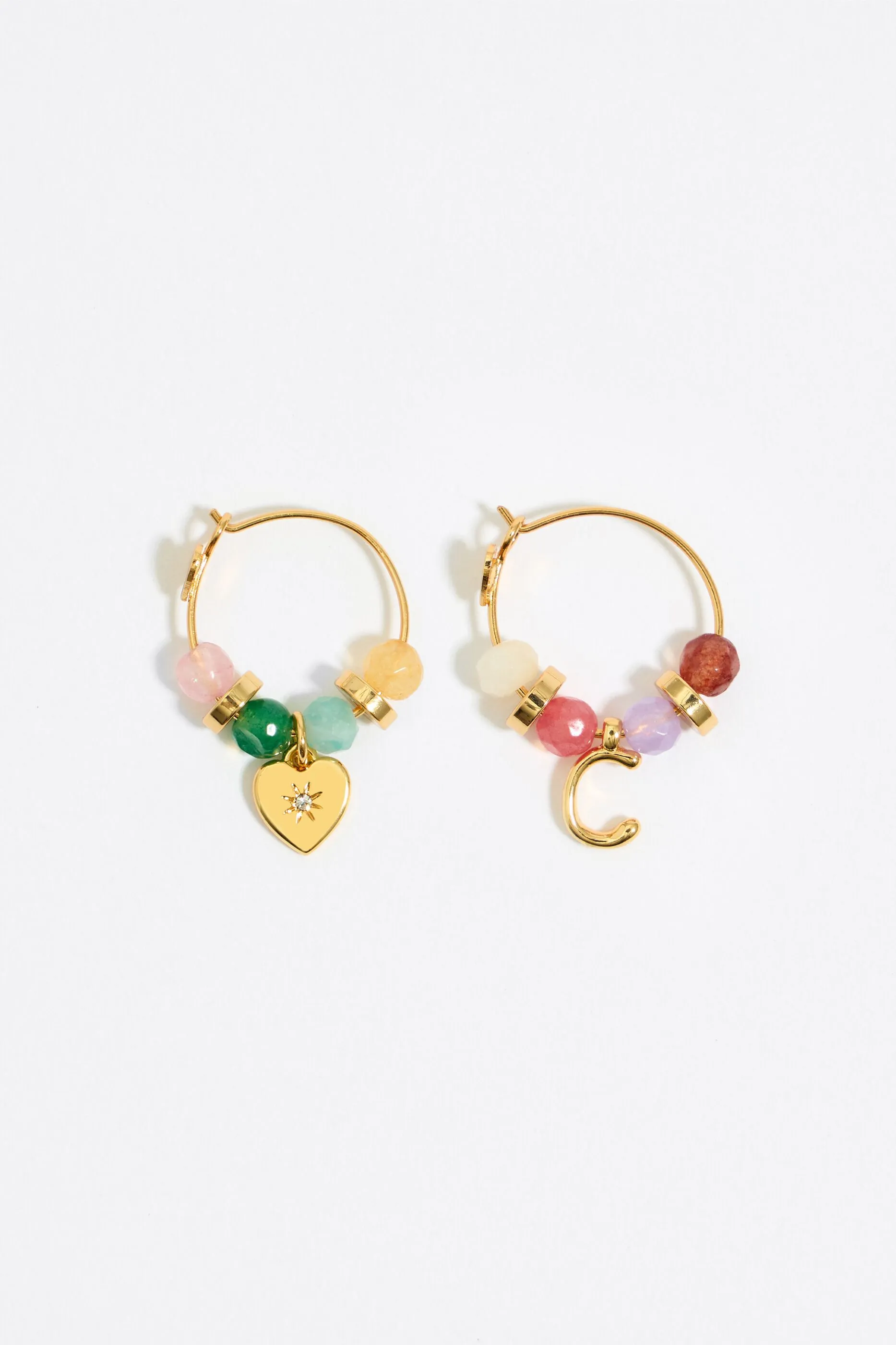 Pendientes letra C piedras multicolores