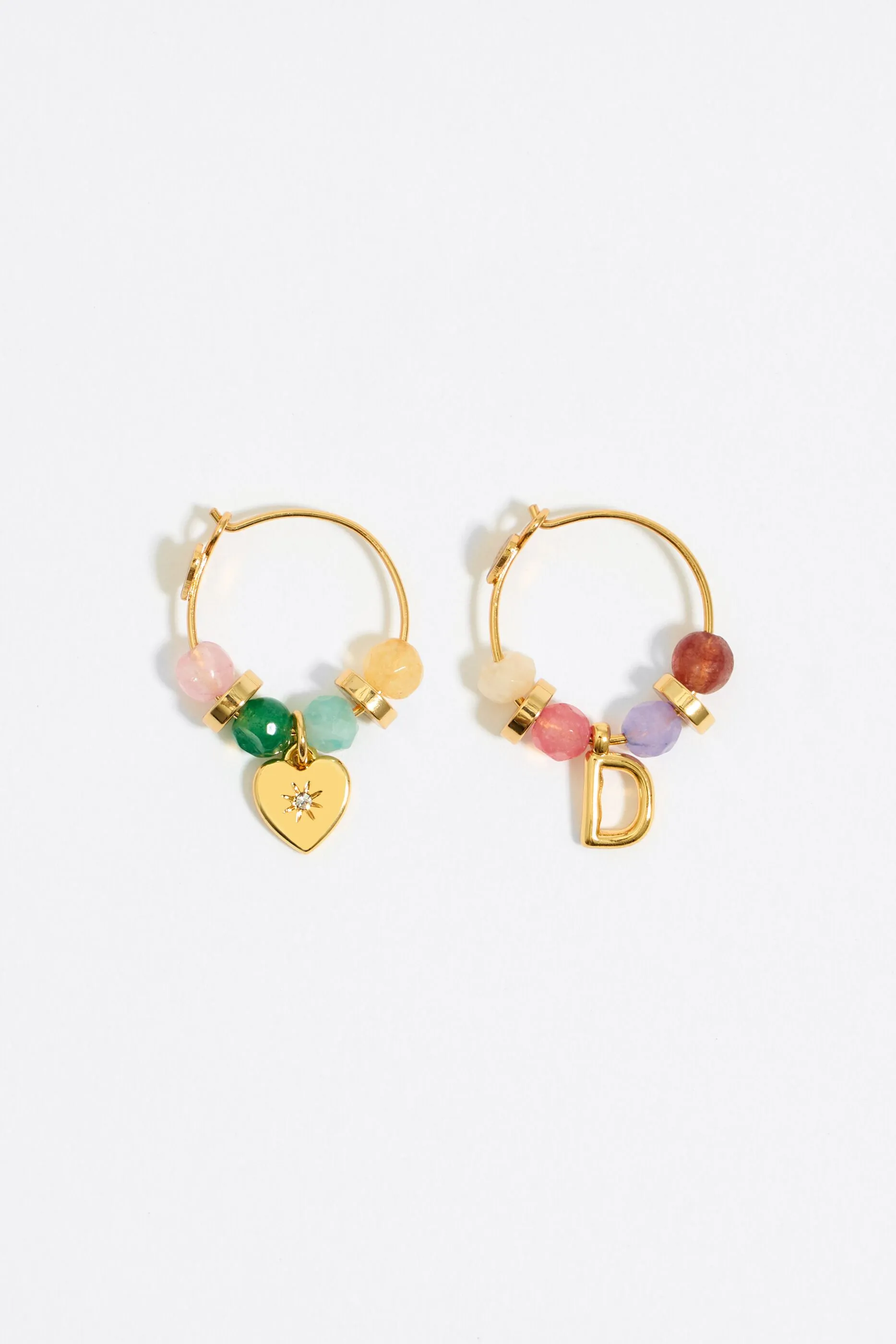 Pendientes letra D piedras multicolores
