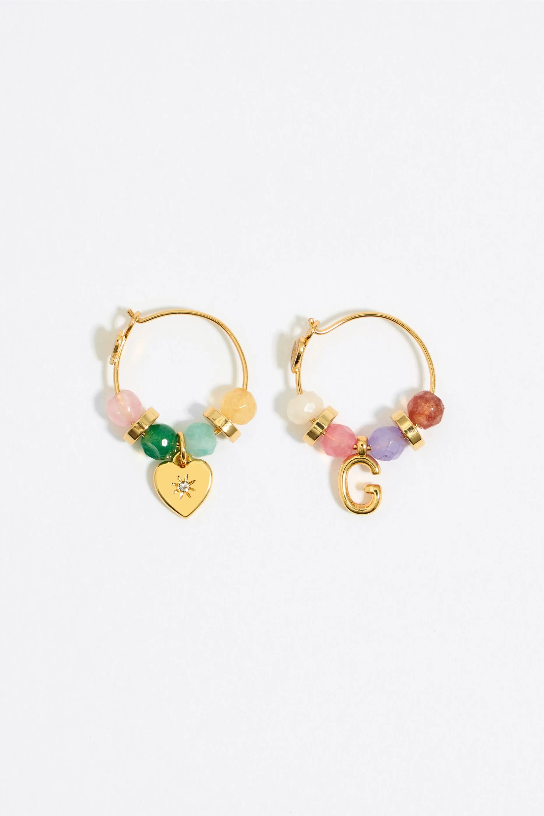 Pendientes letra G piedras multicolores