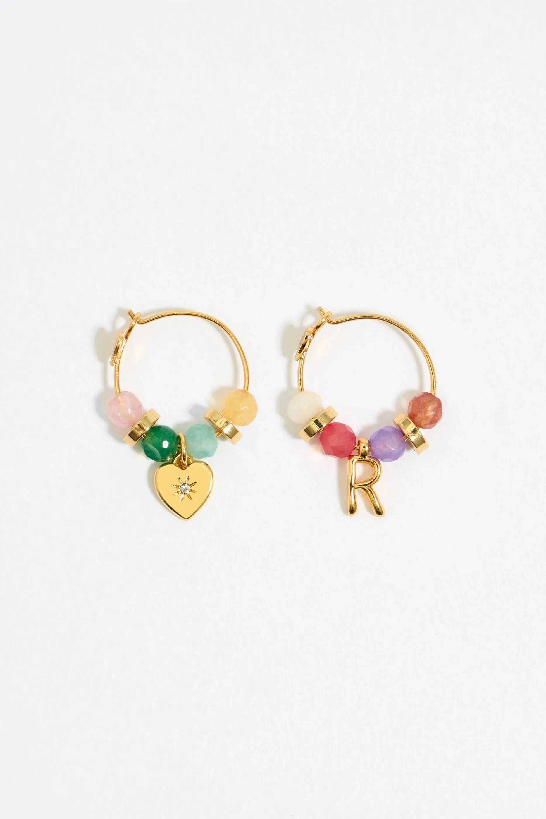 Pendientes letra R piedras multicolores