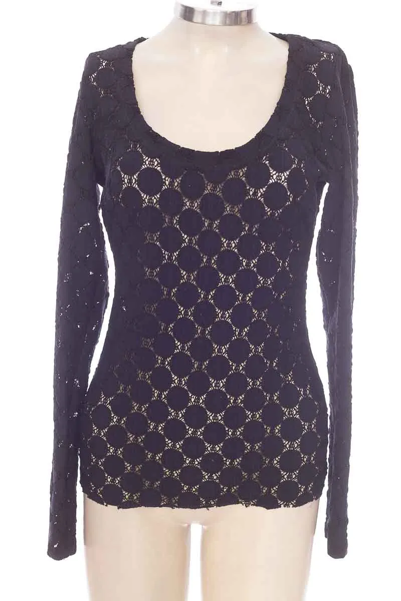 TOP / CAMISETA COLOR NEGRO  CLOSEANDO