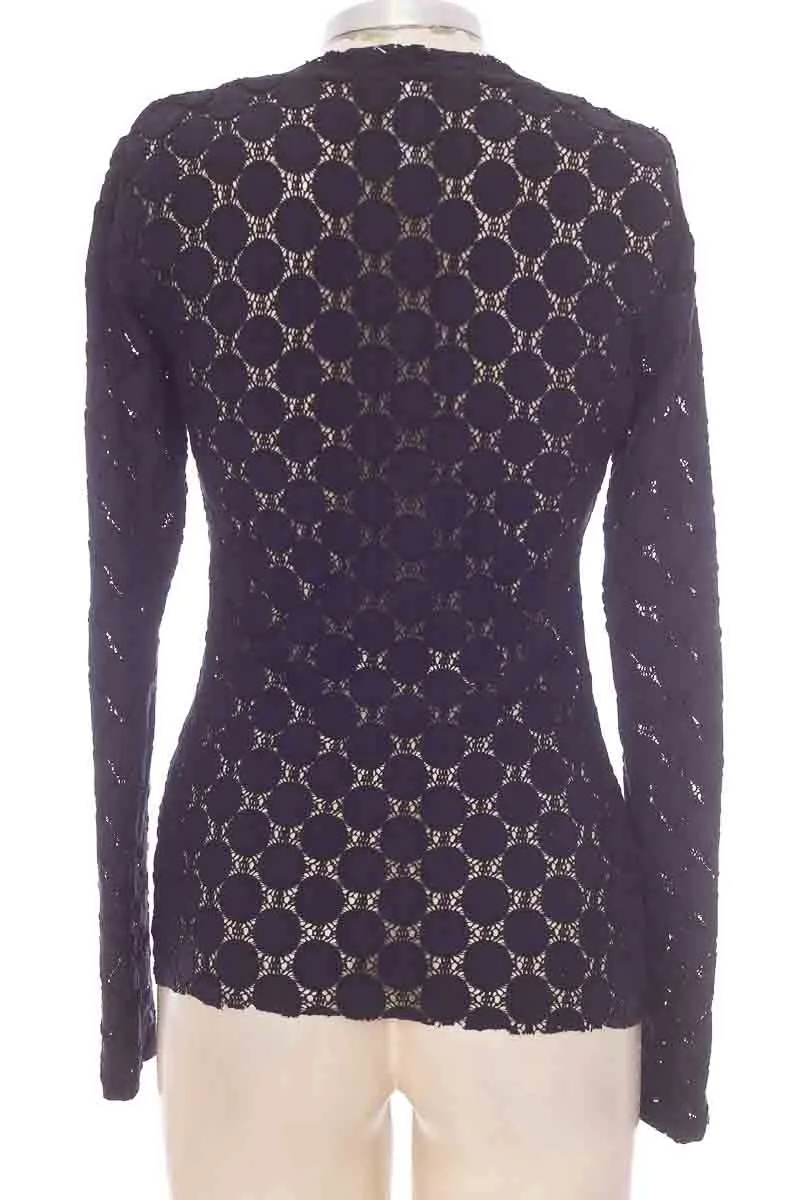 TOP / CAMISETA COLOR NEGRO  CLOSEANDO