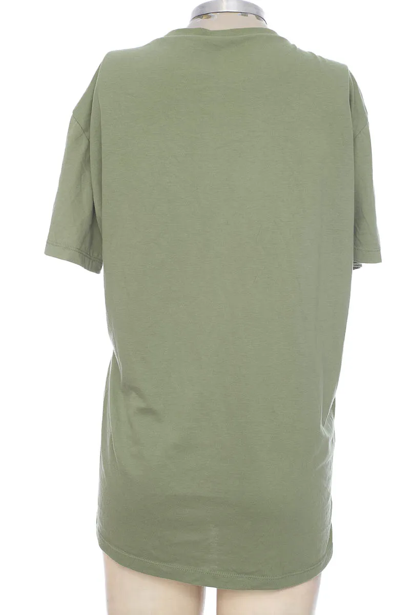 TOP / CAMISETA COLOR VERDE  CLOSEANDO