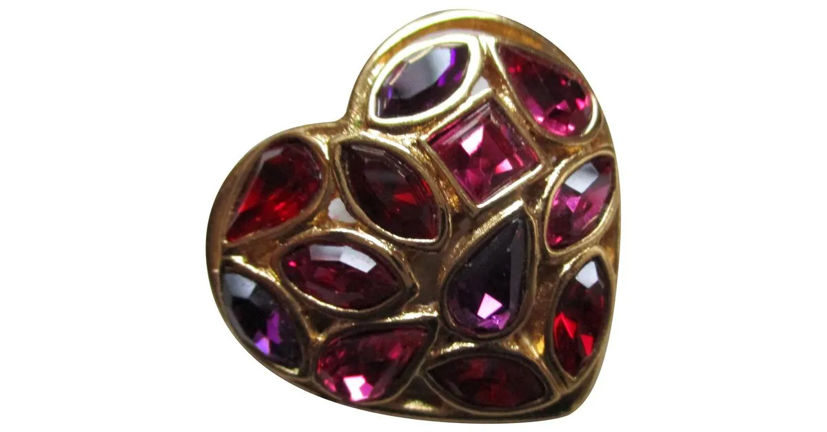 Yves Saint Laurent Broche de corazón dorado, piedras rosadas. 